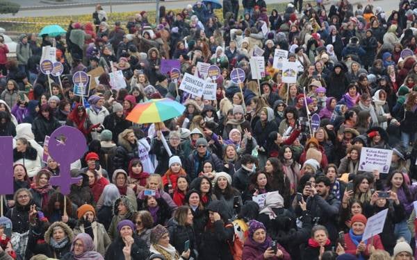 Kadınlar mücadele ediyor, erkek şiddeti yargılanıyor