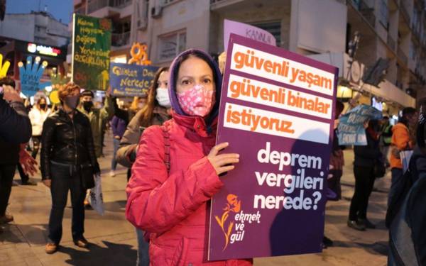 Devlet yoktu, depremin yıktığı hayatları kadınlar sırtladı