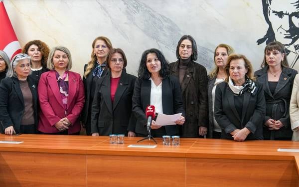 /haber/chpli-kadinlardan-itibar-suikastine-tepki-ailelere-dokunmayi-birakin-316513