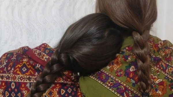 Saç örme videosu paylaştığı için tutuklanan çocuğa çıplak arama