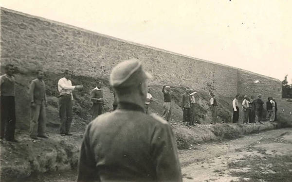 Yunanistan’da 1944’te kurşuna dizilen 200 komünistin fotoğrafları