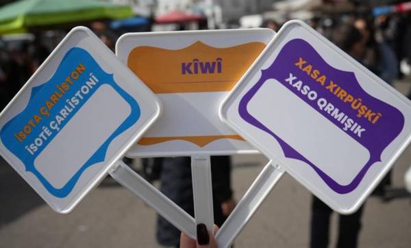 Li Amedê etîketên bi kurdî li bazara taxê hatin belavkirin