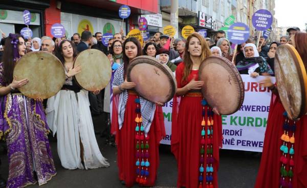 Saziyên kurdî ji bo 21ê Sibatê bang kirin:  Werin em bi hev re statuya zimanê xwe bixwazin