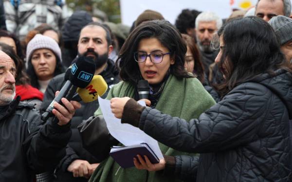 Saziyên kurdî li Stenbolê meşiyan: Statu ji bo zimanê dayikê, demokrasî ji bo civakê