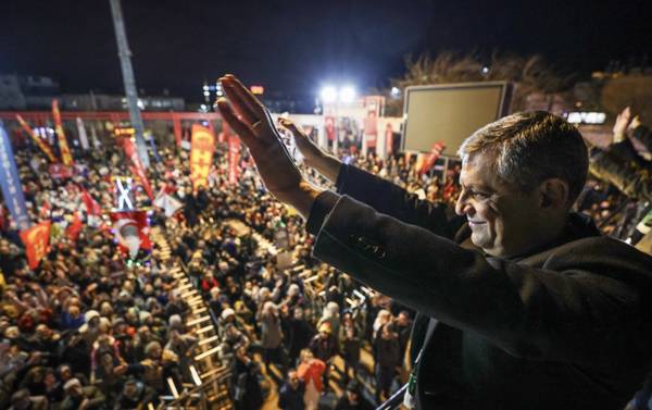 Özgür Özel: "O diplomayı ortaya çıkarmazsan gece uykunda bile duyacaksın: 'Diplomasız Erdoğan'"