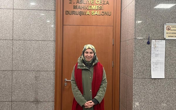 /haber/geri-gonderme-merkezi-haberi-nedeniyle-yargilanan-feyza-nur-calikoglu-beraat-etti-317284