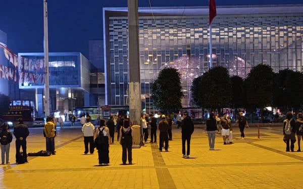 /haber/gezinin-yildonumunde-taksim-meydani-nda-durdugu-icin-yargilanan-19-kisiye-beraat-317339