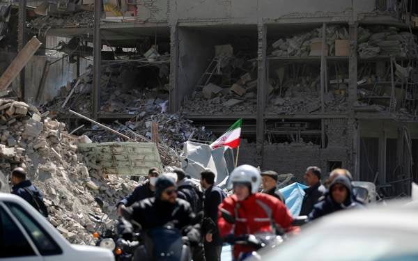 /haber/iranin-farkli-kentlerinde-patlamalar-meydana-geldi-317328