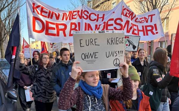 Almanya: Zorunlu askerliğe karşı öğrenciler  yeniden sokaklarda