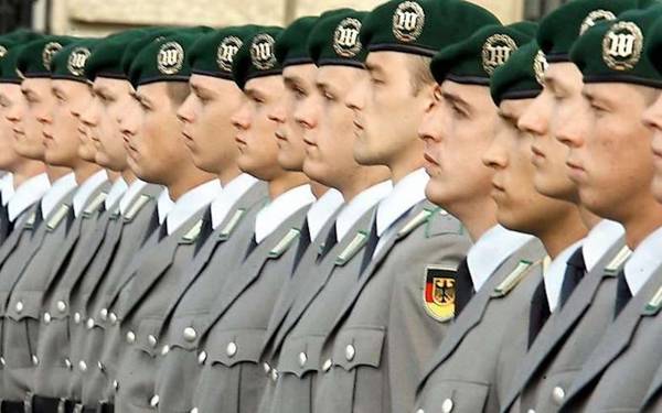 /haber/almanya-zorunlu-askerligi-kaldirmiyor-13761