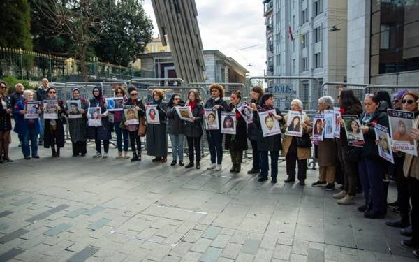 Cumartesi Anneleri karanfilleri gözaltında kaybedilen kadınlar için bıraktı