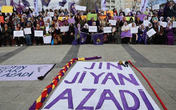 Peyama Ocalan a ji bo 8ê Adarê: Sosyalîzma rastîn divê pirsgirêka jinan esas bigire.