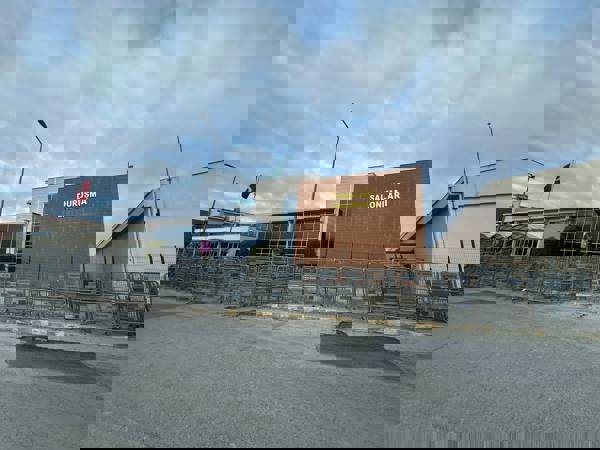 Ekrem İmamoğlu, "Cumhurbaşkanı İmamoğlu" sloganı ile salona girdi