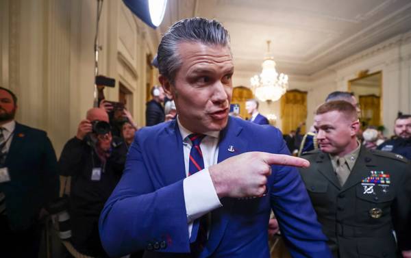 ABD Savunma Bakanı Hegseth, kendisini "yakışıklı" çekmiyorlar diye foto muhabirlerini Pentagona sokmuyor