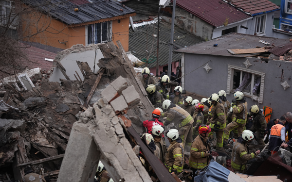 İstanbul Fatih’te bitişik 2 bina çöktü