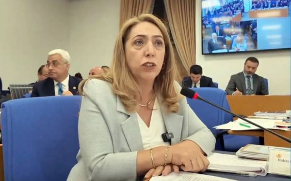 /haber/saliha-aydeniz-tbmm-idare-amirligi-gorevinden-ayrildi-318004