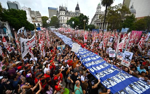 /haber/arjantin-darbenin-50-yilinda-on-binlerce-insan-milei-rejiminin-diktatorlukle-barisma-girisimine-meydan-okudu-318044