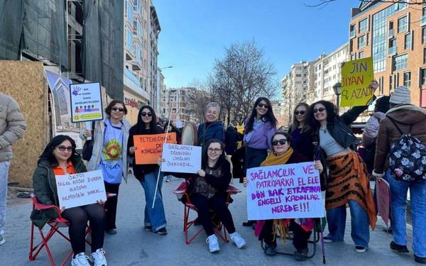 Hazal ve Zeynep: Engelli kadınlara 8 Mart’ta yer açın biz de varız