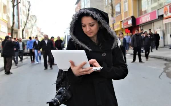 Mahpus gazeteci Pınar Gayıp: Bizi susturmak istiyorlar fakat biz hâlâ haberin peşindeyiz