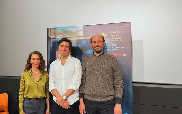 Sessiz direnişin ve ilişkilerin evrensel hikâyesi: Sarı Zarflar