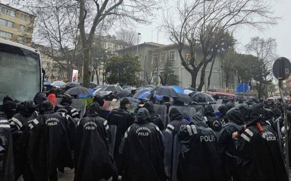 “Gazetecilere Özgürlük” yürüyüşüne polis engeli: Açıklama barikat önünde yapıldı