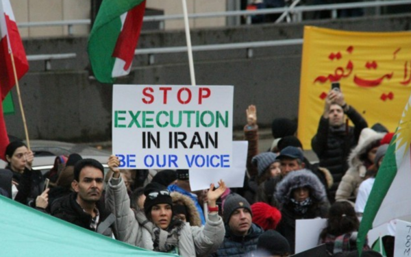 İran'da 2 siyasi mahpus idam edildi
