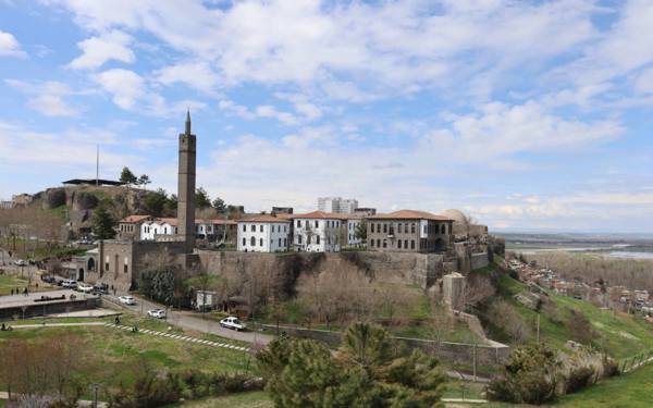 Sûrên Amedê: Wezaret rêya bazirganiya li ser dîrokê vedike