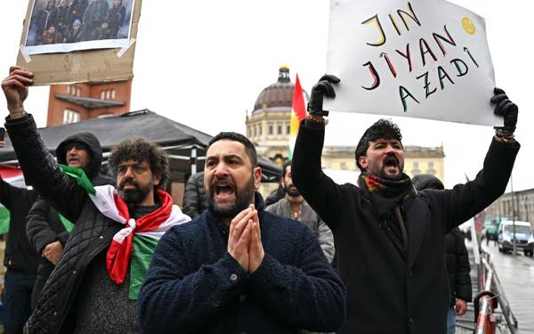 Berlin: Kürtlerin protestoları arasında Ahmet Eş-Şara'nın önüne serilen kırmızı halı