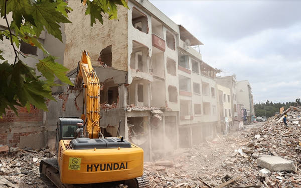 Kentsel dönüşüm için yıkılan binadan düşen beton parçası 6 yaşındaki çocuğu öldürdü