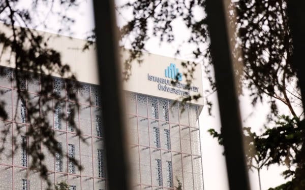 Medeniyet Üniversitesi’nde ‘yasal olmayan LGBT bayrağı’ soruşturmasında ceza kesinleşti