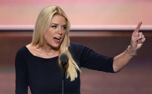 /haber/donald-trump-adalet-bakani-pam-bondi-yi-de-gorevden-aldi-318296