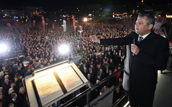 Özgür Özel Bursa'dan Erdoğan'a seslendi: "Hak etmediğin bir şeye çökmekten vazgeç"