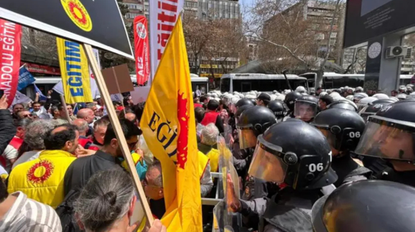 MEB'e yürüyen öğretmenlere polis barikatı