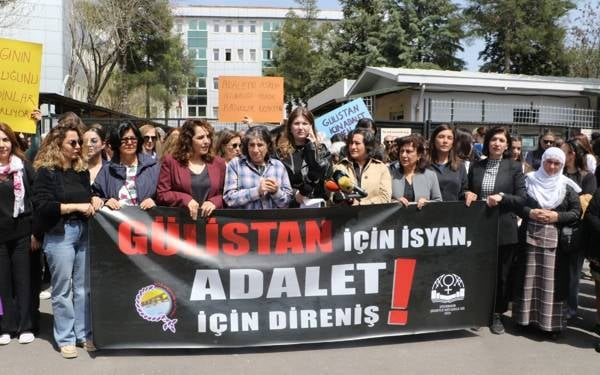 Kadınlar adliye önlerinde: Gülistan Doku dosyası aydınlatılsın
