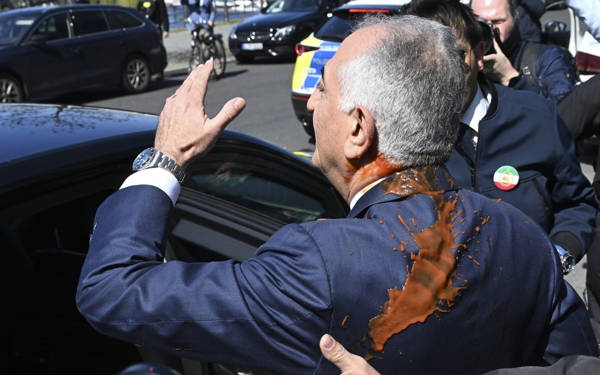 Rıza Pehlevi’ye Berlin’de kırmızı boyalı eylem