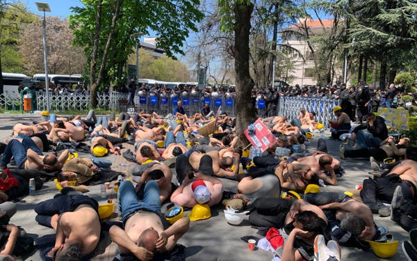Açlık grevindeki madencilere polis ablukası: İki işçi fenalaştı