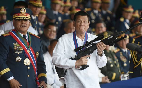UCM: Filipinler eski diktatörü Duterte insanlığa karşı suçlardan yargılanmak üzere sevk edildi