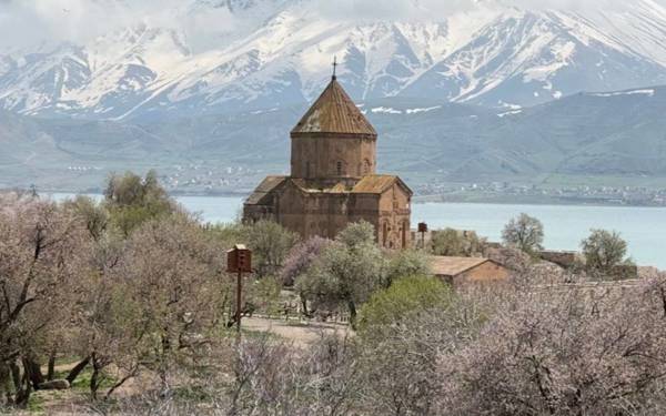 Axtamar û kulîlkên biharê