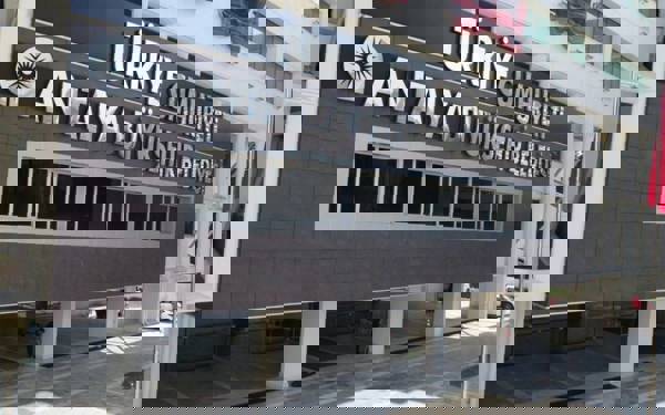 Antalya Büyükşehir Belediyesi’ne iki ayrı operasyon: 34 kişi ve Zuhal Böcek hakkında gözaltı kararı