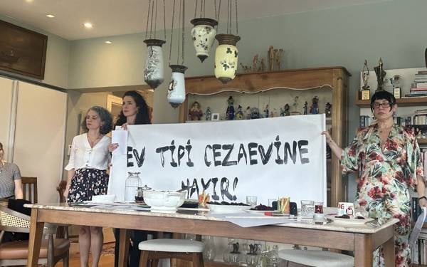 "Ev Yapımı Eylem": Cumartesi Anneleri’ne karşı kaldırımdan bakmak