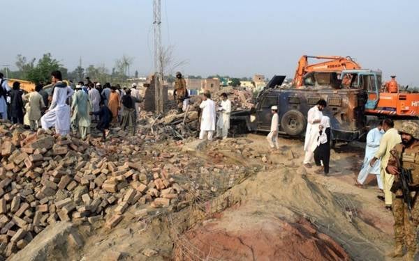 Pakistan'da intihar saldırısı: 15 polis hayatını kaybetti