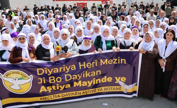 Dayikên Aştiyê li ber girtîgehan bang kirin: Ji bo girtî bên berdan qanûnan derxînin