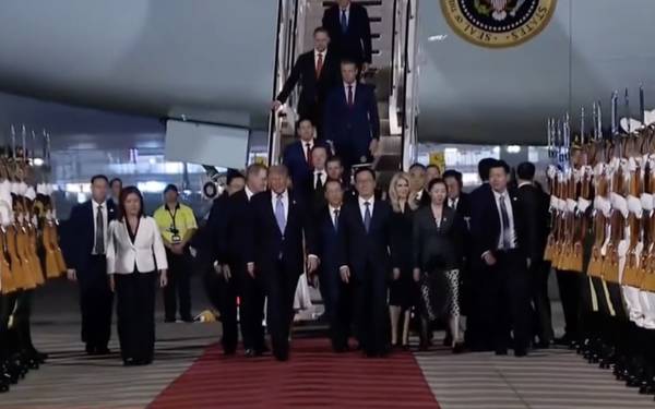 Trump Çin'de, görüşmeler bugün başlıyor