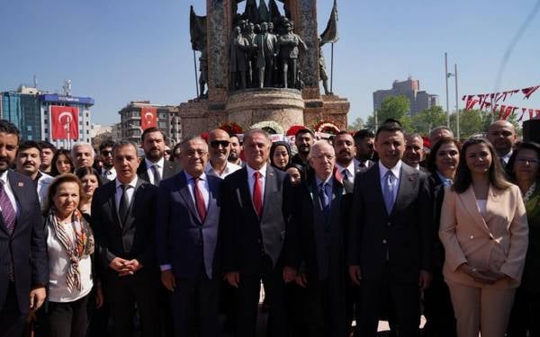 İBB Heyeti 19 Mayıs'ta Taksim Meydanı'na çelenk bıraktı