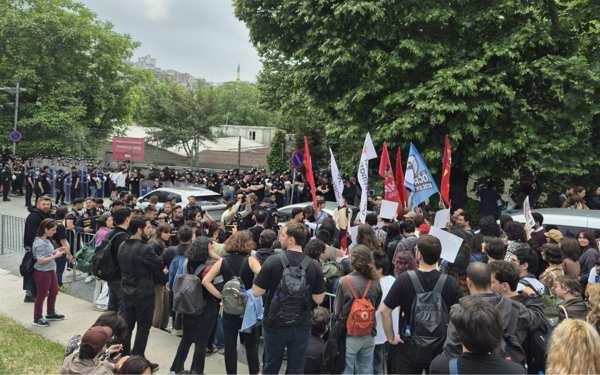 Bilgi Üniversitesi kapatıldı, çevik kuvvet okula geldi