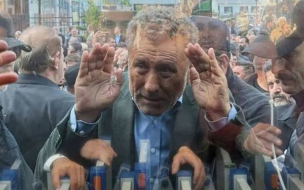 Halkevleri Orhan Sarıbal’ı ihraç etti