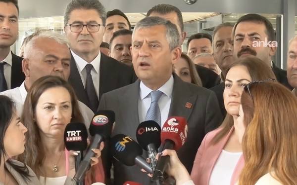 /haber/ozgur-ozel-partilileri-gorevden-alinan-il-baskanlarinin-yaninda-demokrasi-nobetine-cagirdi-320637