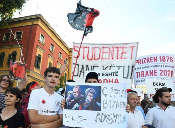 Zvërnec’ten Tiran’a: “Flamingo Devrimi”nin politik arka planı