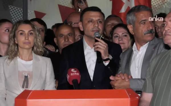 /haber/chp-istanbul-il-baskani-ozgur-celik-chpde-bolunme-yok-gorevimizin-basindayiz-320641
