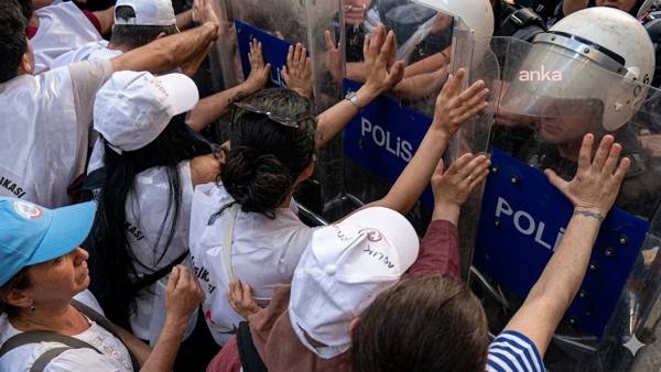 Polis öğretmenlere bir kez daha saldırdı